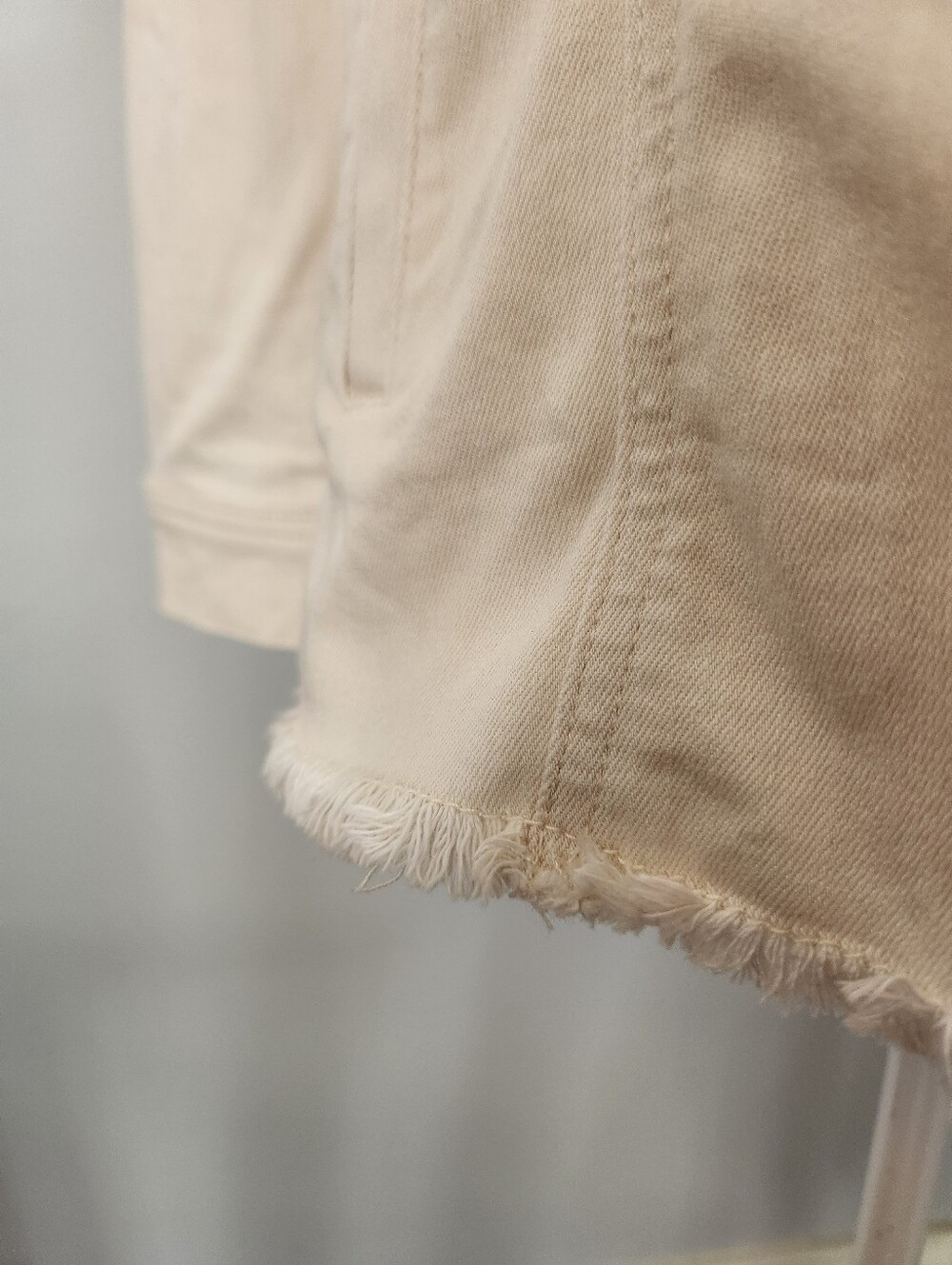 Chico's Lightweight Cream Shacket with Frayed Hem Sz 1 - Picture 4 of 10